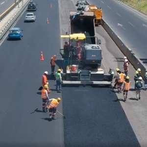 Tendido de Carpeta Asf&aacute;ltica Superficial Altamente Adherida (CASAA) en la Autopista Zapotlanejo - Guadalajara del KM 26+000 al km 4+000 cuerpo B para RCO Red Carretera de Occidente